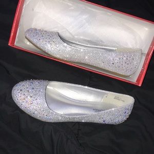 Size 8W Silver flats with sparkles